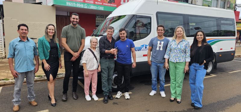 Prefeitura entrega para Associação dos Estudantes - AEUP, 3 Ônibus e 1 Van.